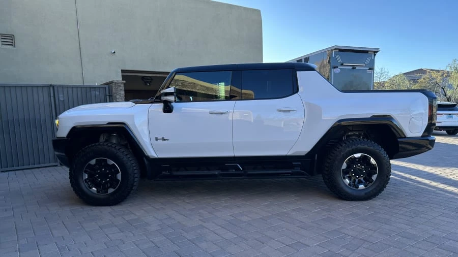 2023 GMC Hummer EV - Image 10 of 31