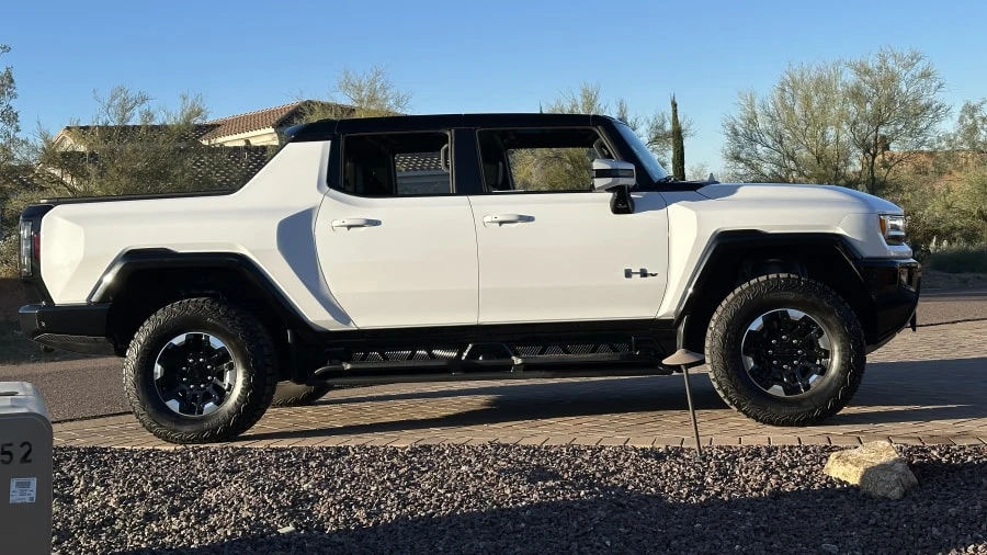 2023 GMC Hummer EV - Image 12 of 31