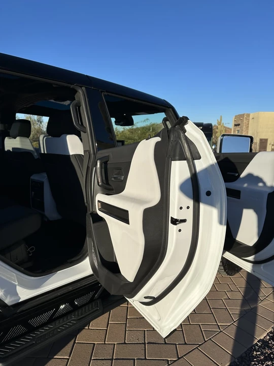 2023 GMC Hummer EV - Image 18 of 31