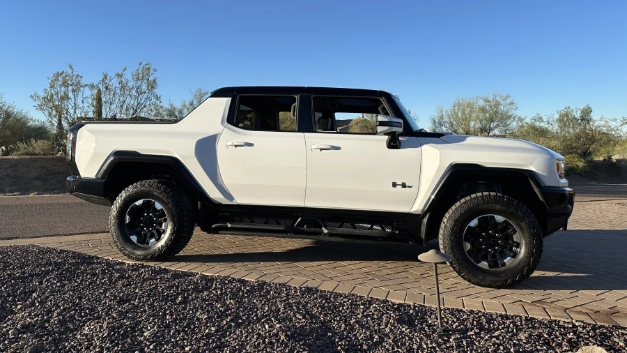 2023 GMC Hummer EV - Image 13 of 31