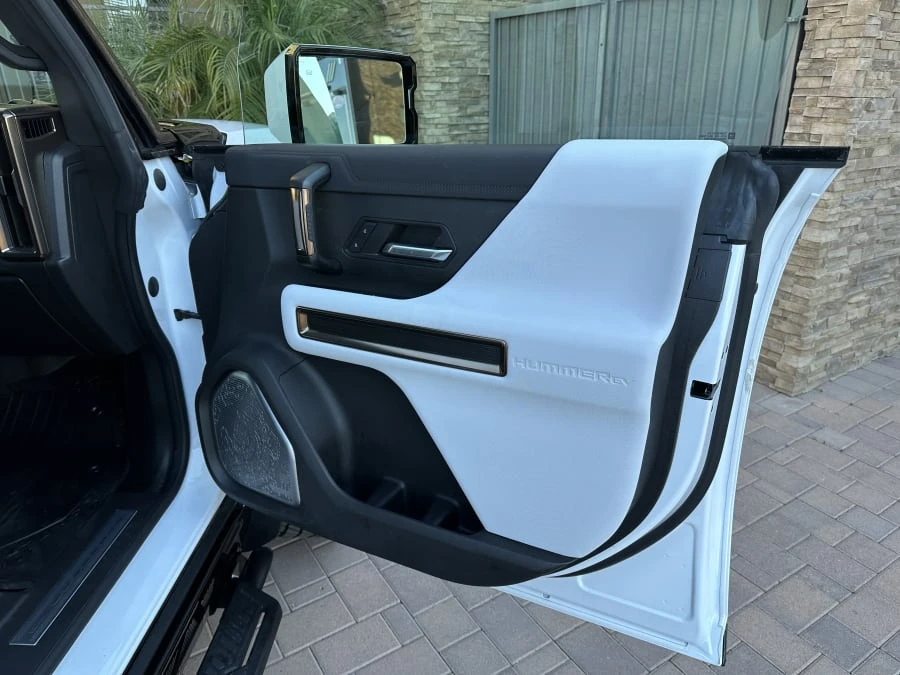 2023 GMC Hummer EV - Image 29 of 31