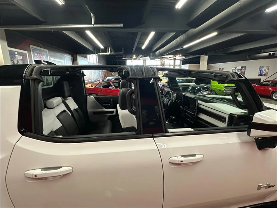 2023 GMC Hummer EV - Image 21 of 31