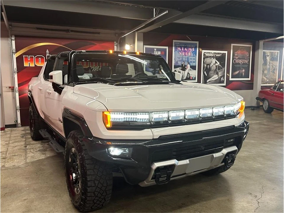 2023 GMC Hummer EV - Image 9 of 31