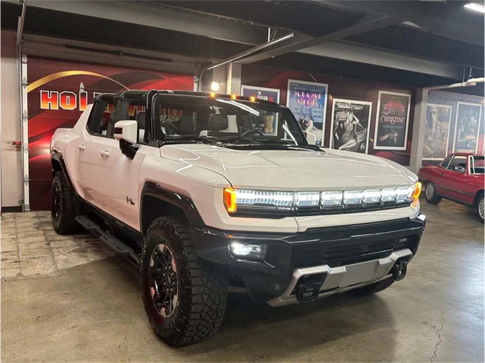2023 GMC Hummer EV - Image 10 of 31