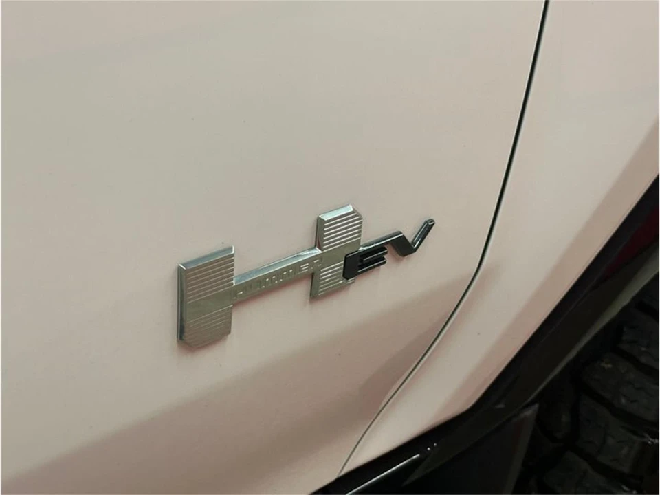 2023 GMC Hummer EV - Image 22 of 31