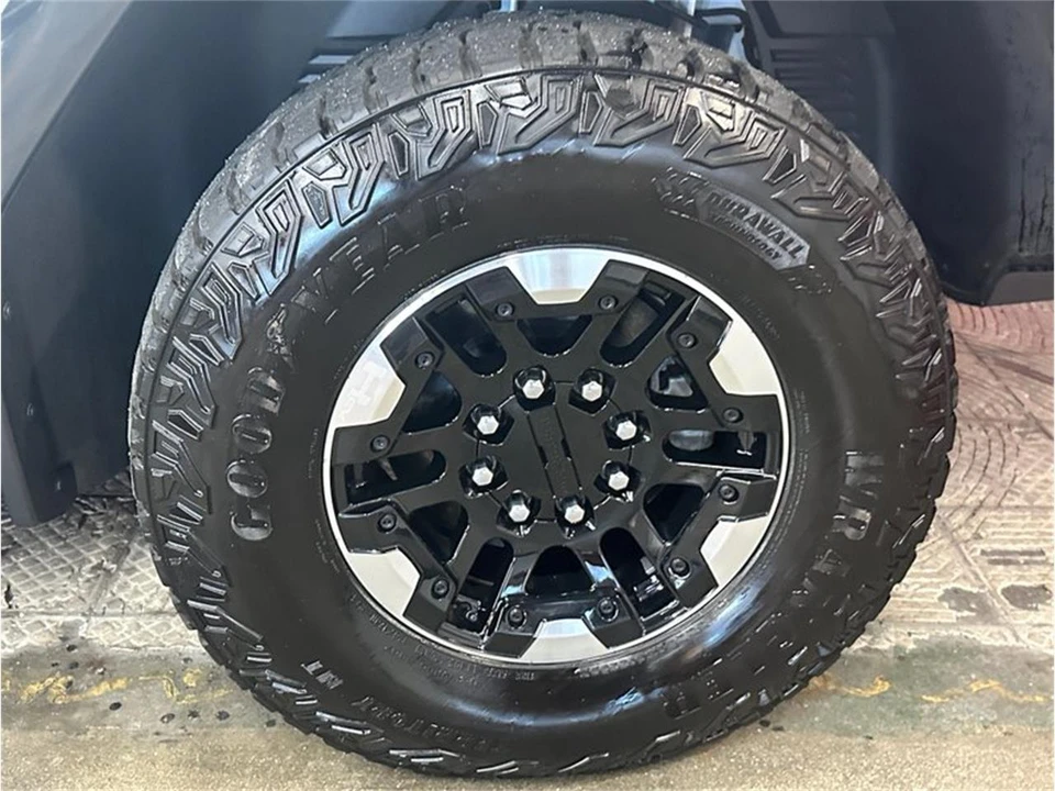 2023 GMC Hummer EV - Image 26 of 31