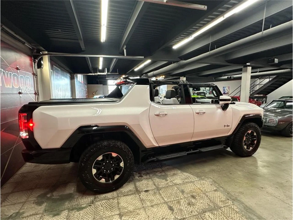 2023 GMC Hummer EV - Image 14 of 31