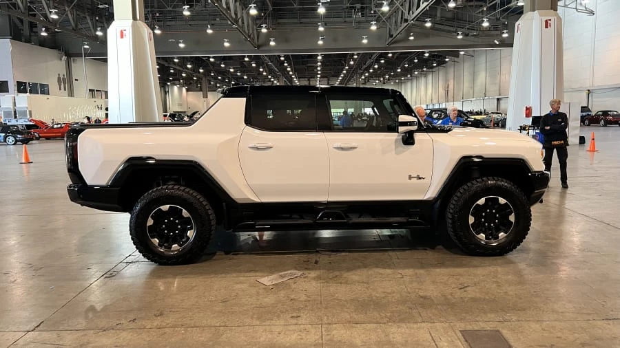 2023 GMC Hummer EV - Image 7 of 14