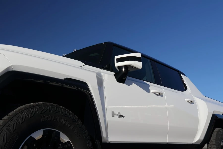 2023 GMC Hummer EV - Image 13 of 31