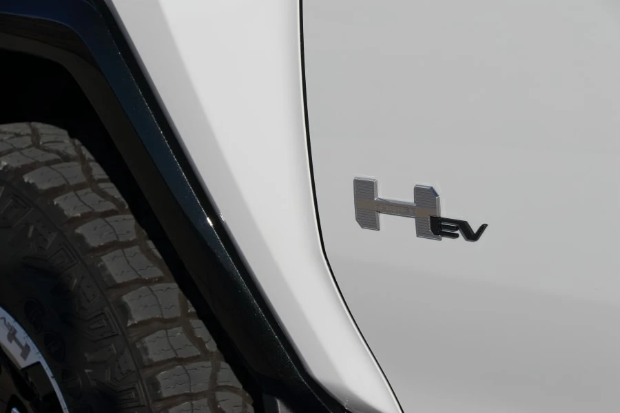 2023 GMC Hummer EV - Image 12 of 31