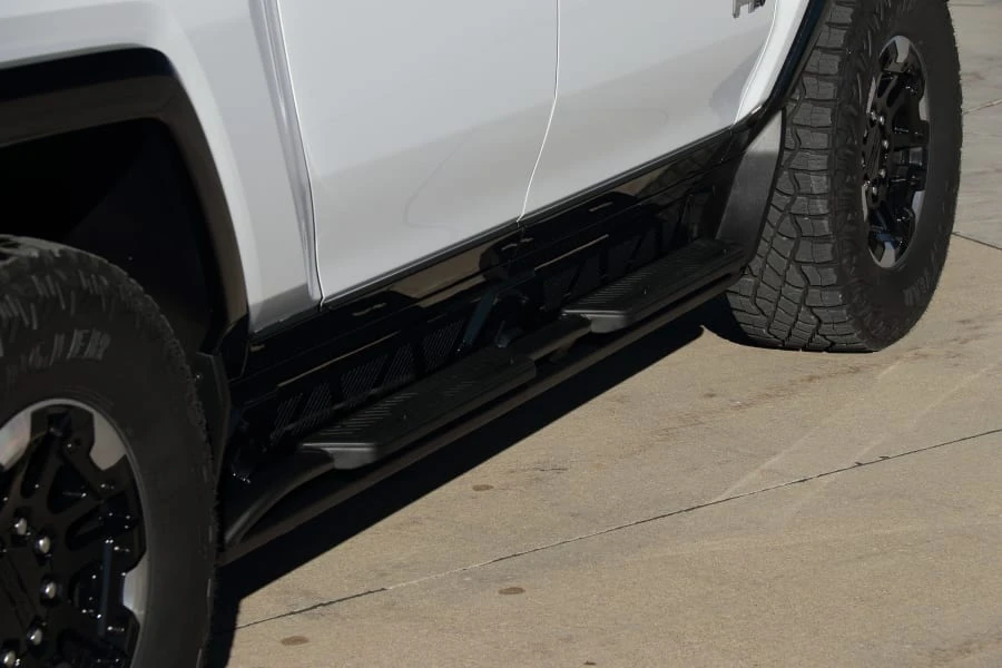 2023 GMC Hummer EV - Image 21 of 31
