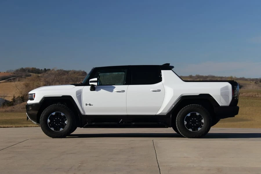2023 GMC Hummer EV - Image 9 of 31