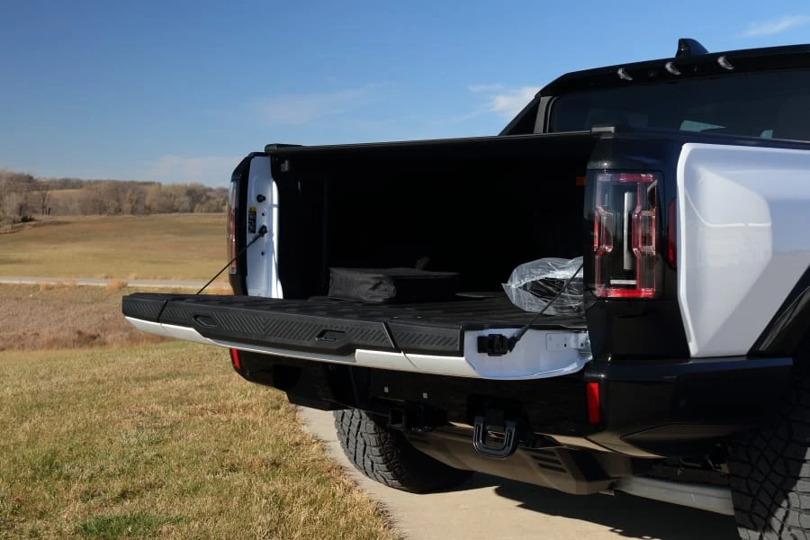 2023 GMC Hummer EV - Image 15 of 31