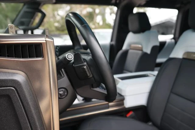 2023 GMC Hummer EV - Image 11 of 31