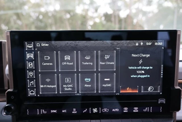 2023 GMC Hummer EV - Image 25 of 31
