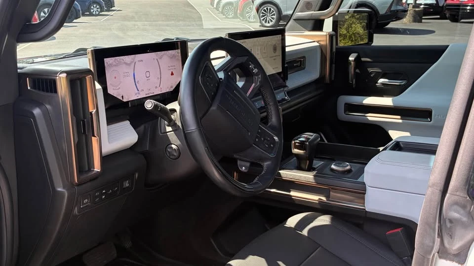 2023 GMC Hummer EV - Image 6 of 10