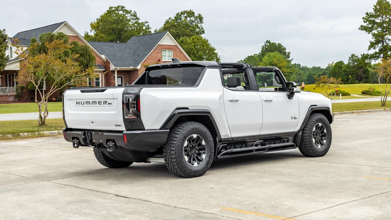 2023 GMC Hummer EV - Image 13 of 31