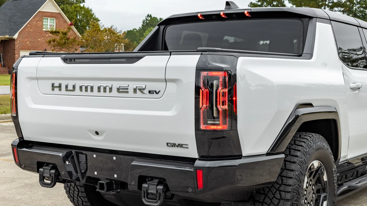 2023 GMC Hummer EV - Image 23 of 31