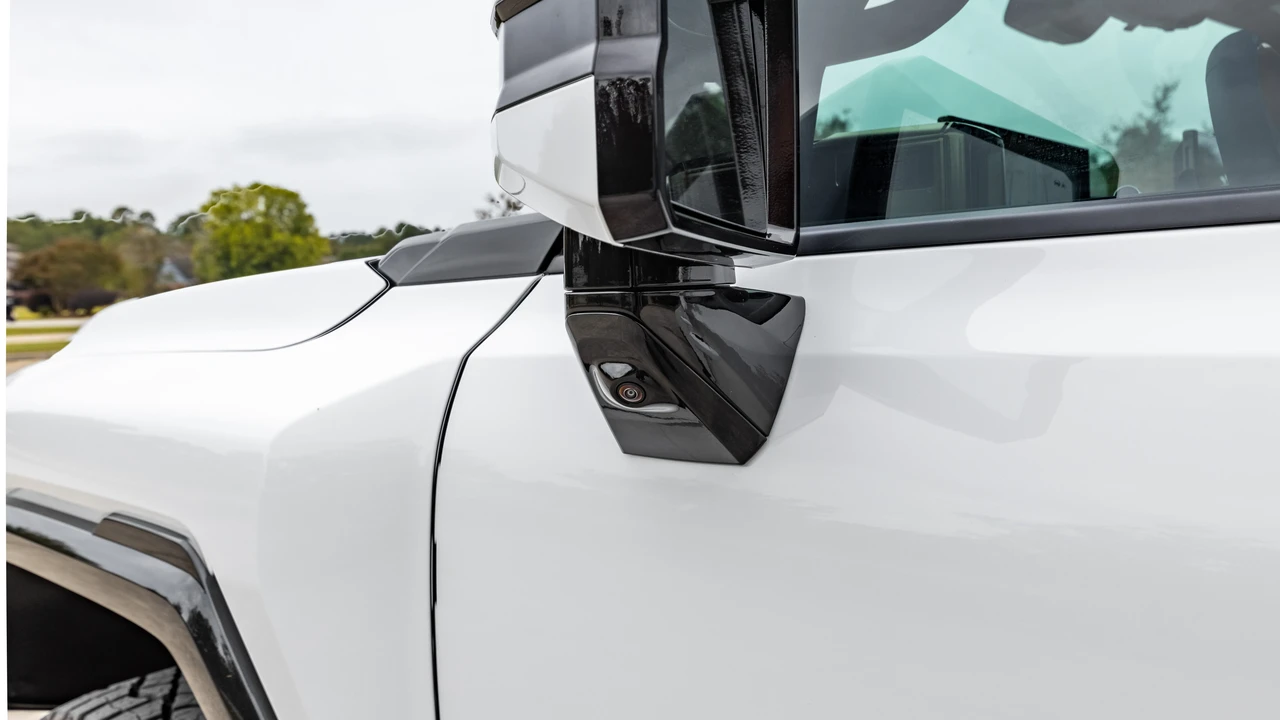 2023 GMC Hummer EV - Image 30 of 31
