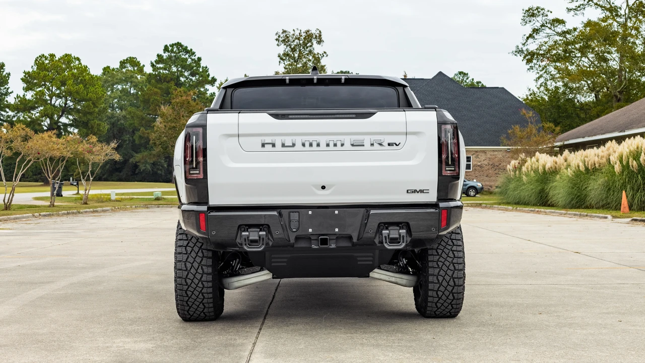 2023 GMC Hummer EV - Image 7 of 31