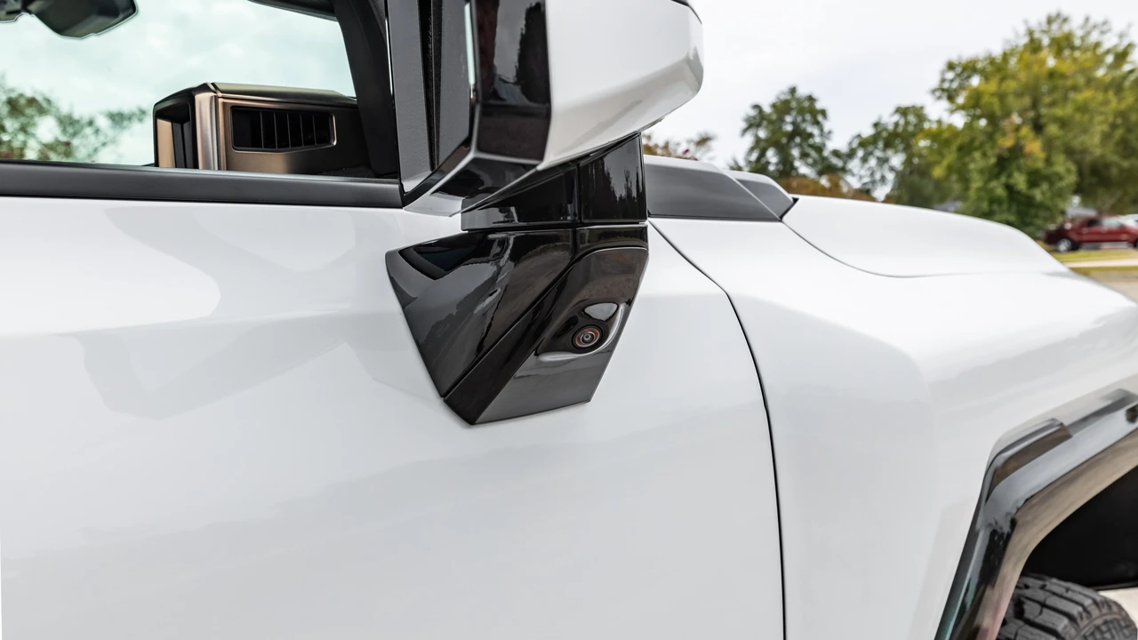 2023 GMC Hummer EV - Image 31 of 31
