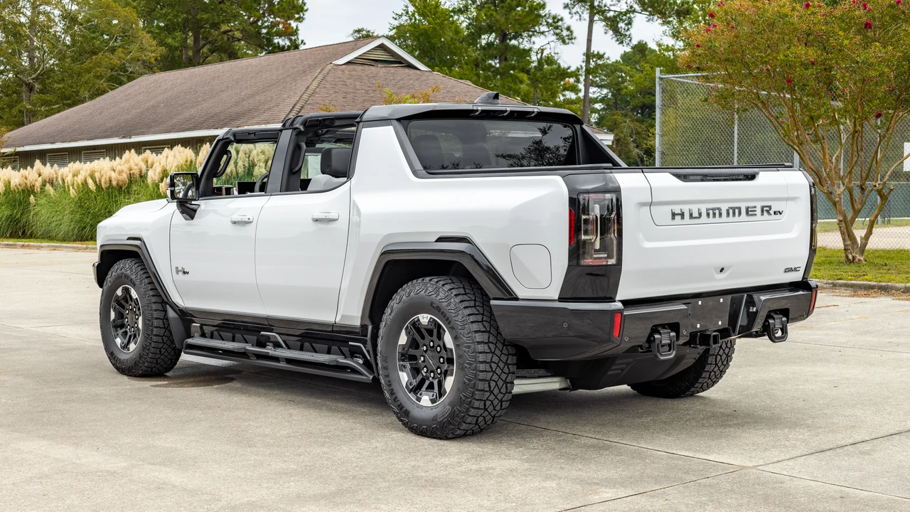 2023 GMC Hummer EV - Image 14 of 31