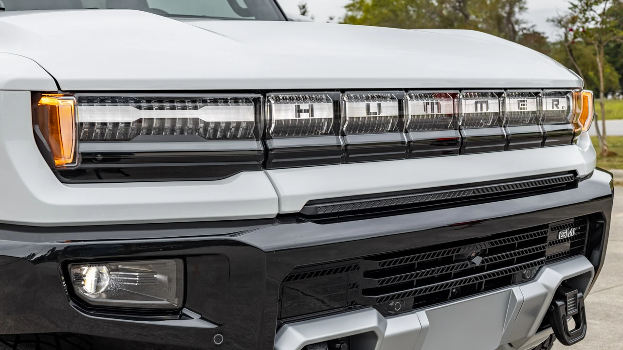 2023 GMC Hummer EV - Image 22 of 31