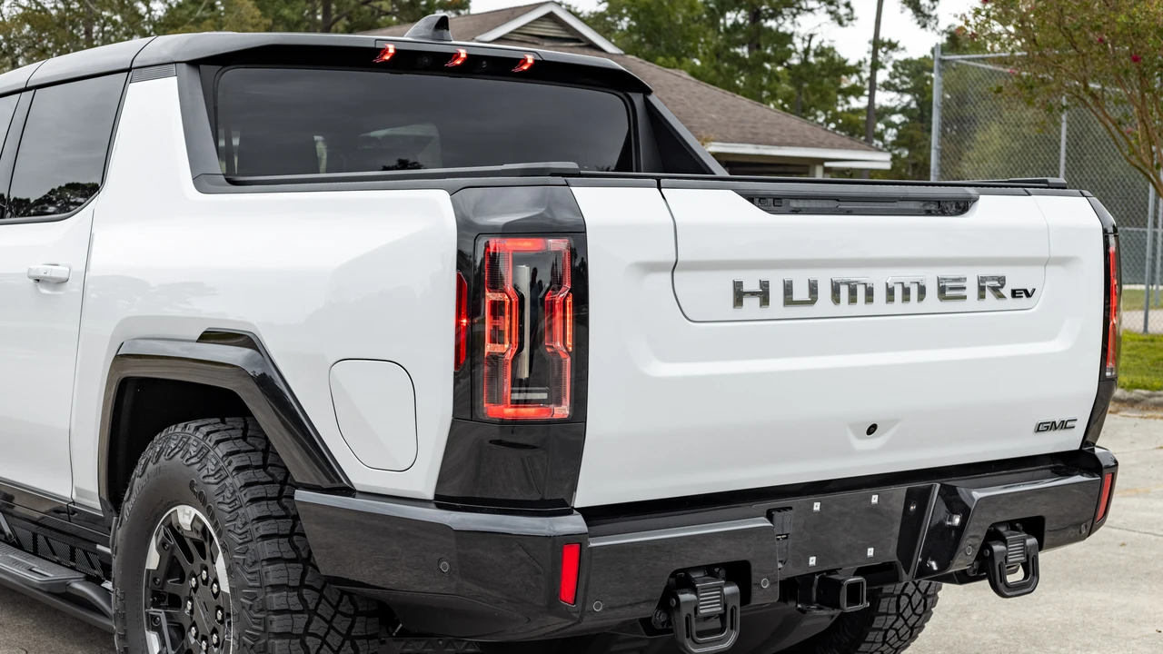 2023 GMC Hummer EV - Image 24 of 31