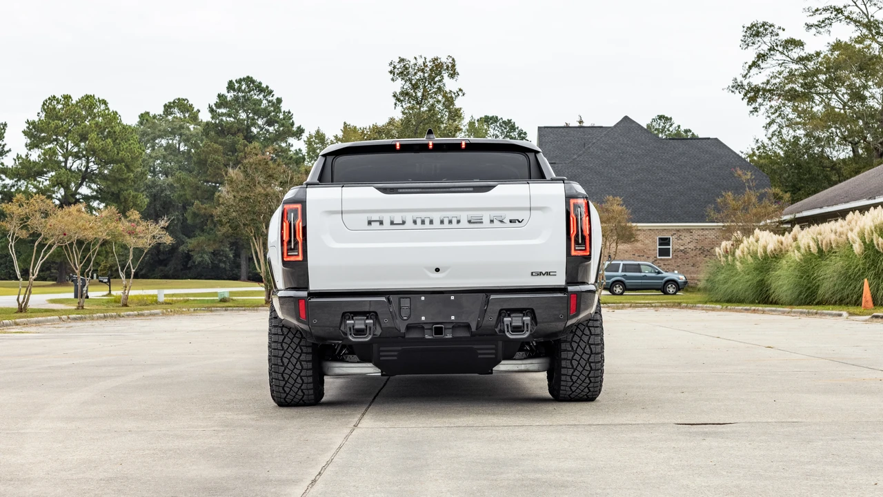 2023 GMC Hummer EV - Image 18 of 31
