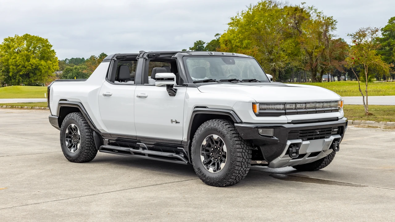 2023 GMC Hummer EV - Image 11 of 31
