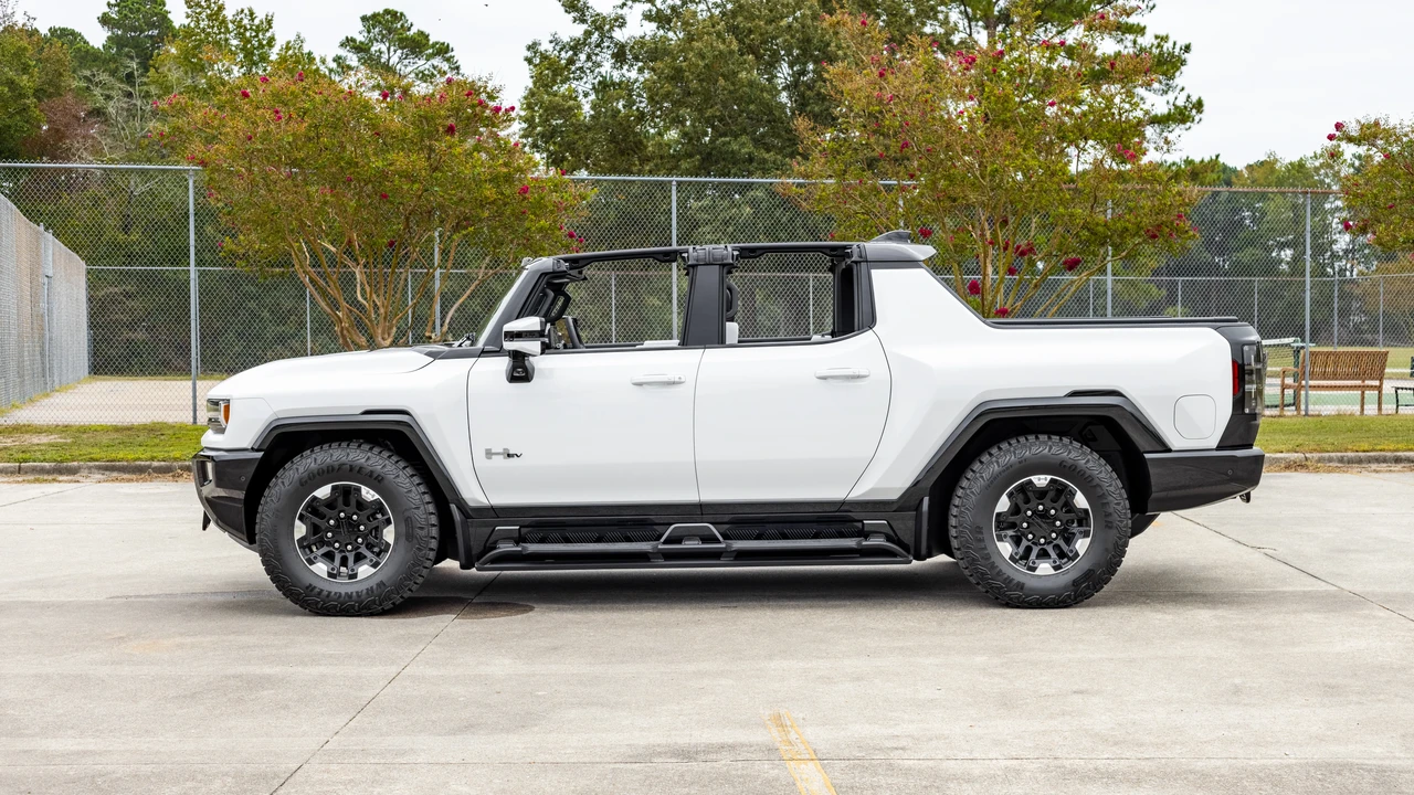 2023 GMC Hummer EV - Image 15 of 31