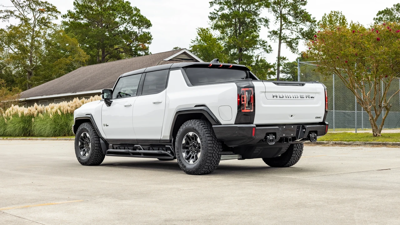2023 GMC Hummer EV - Image 17 of 31