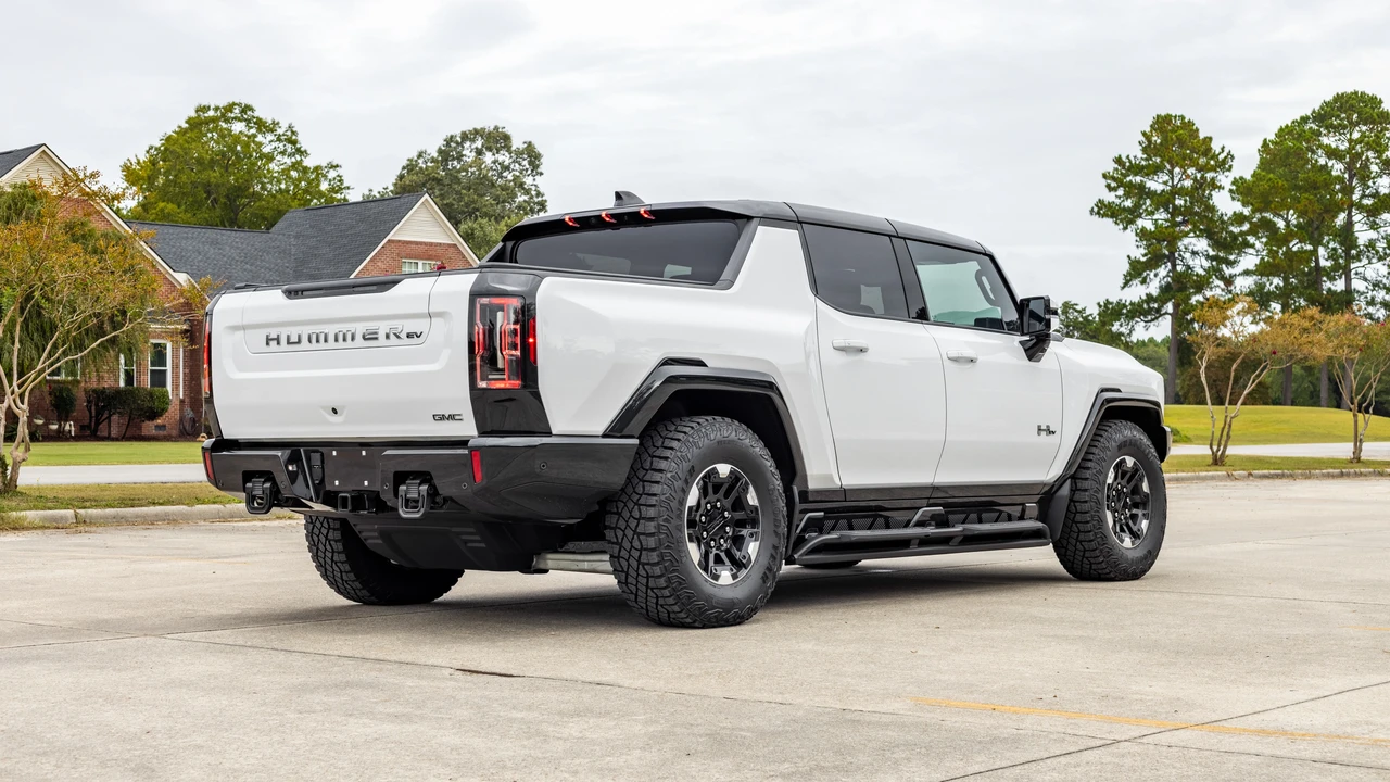 2023 GMC Hummer EV - Image 19 of 31