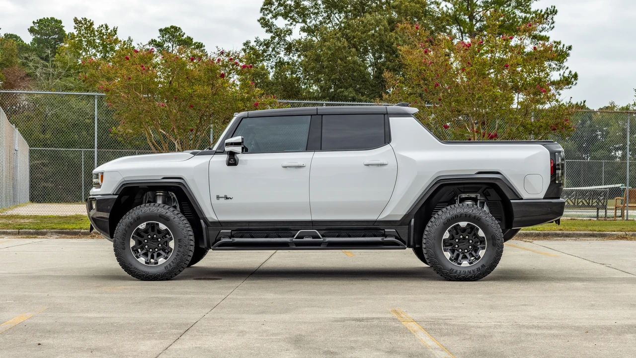 2023 GMC Hummer EV - Image 9 of 31