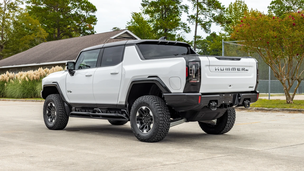 2023 GMC Hummer EV - Image 8 of 31