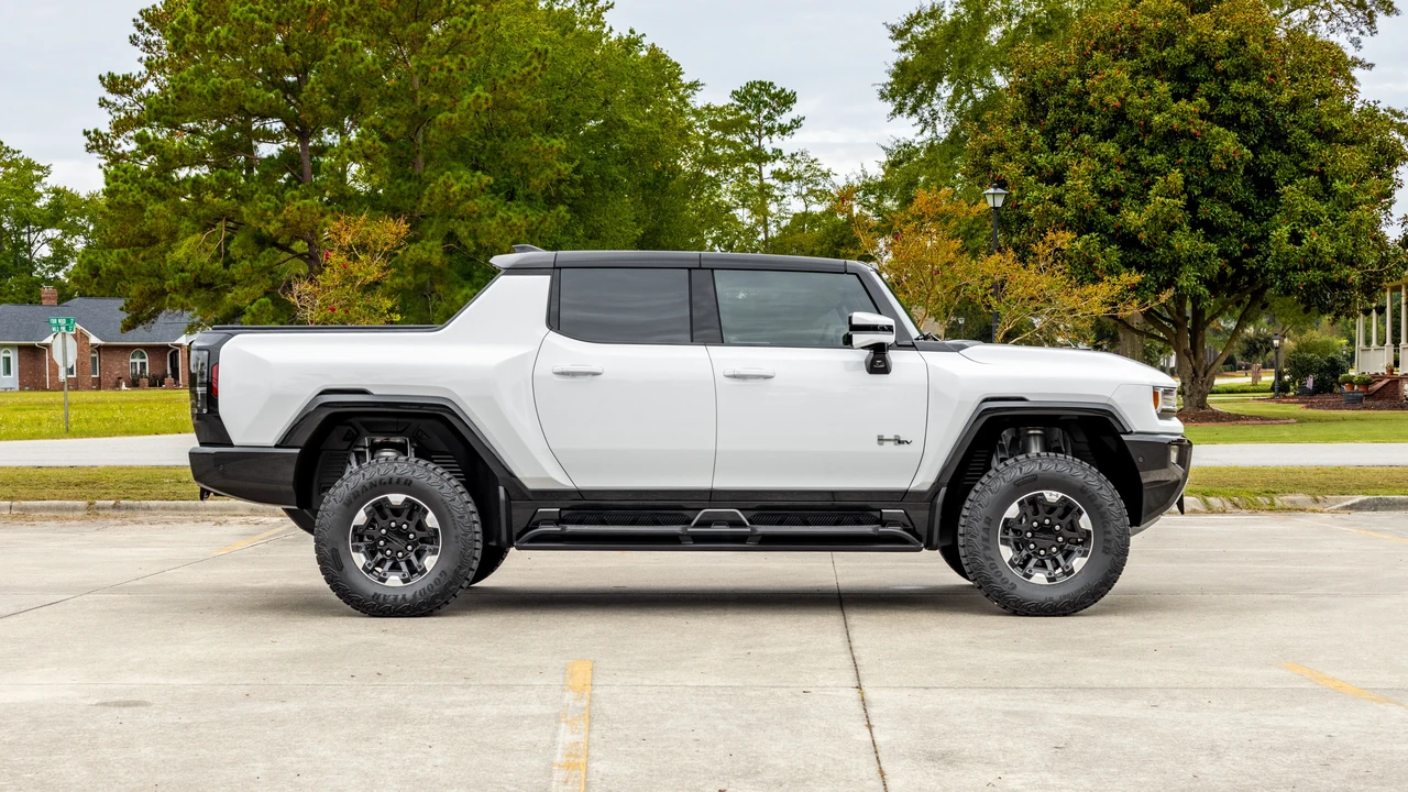 2023 GMC Hummer EV - Image 5 of 31
