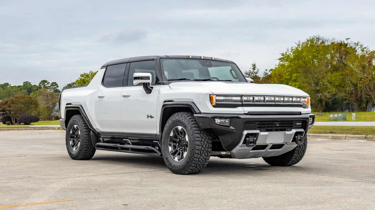 2023 GMC Hummer EV - Image 16 of 31