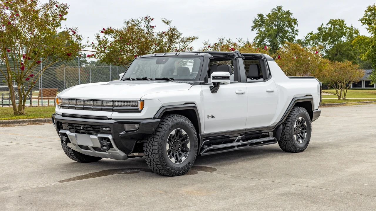 2023 GMC Hummer EV - Image 10 of 31