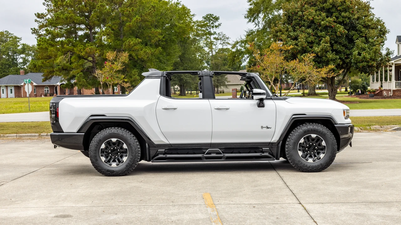 2023 GMC Hummer EV - Image 12 of 31