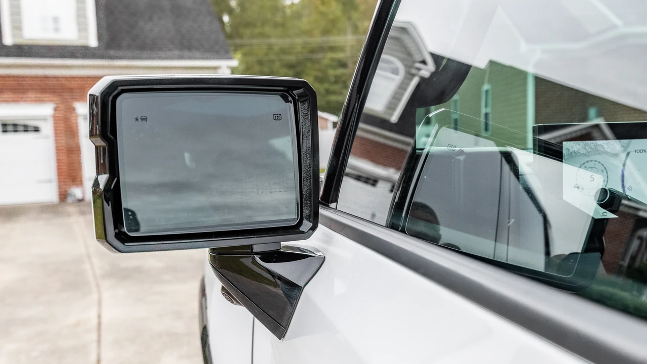 2023 GMC Hummer EV - Image 28 of 31