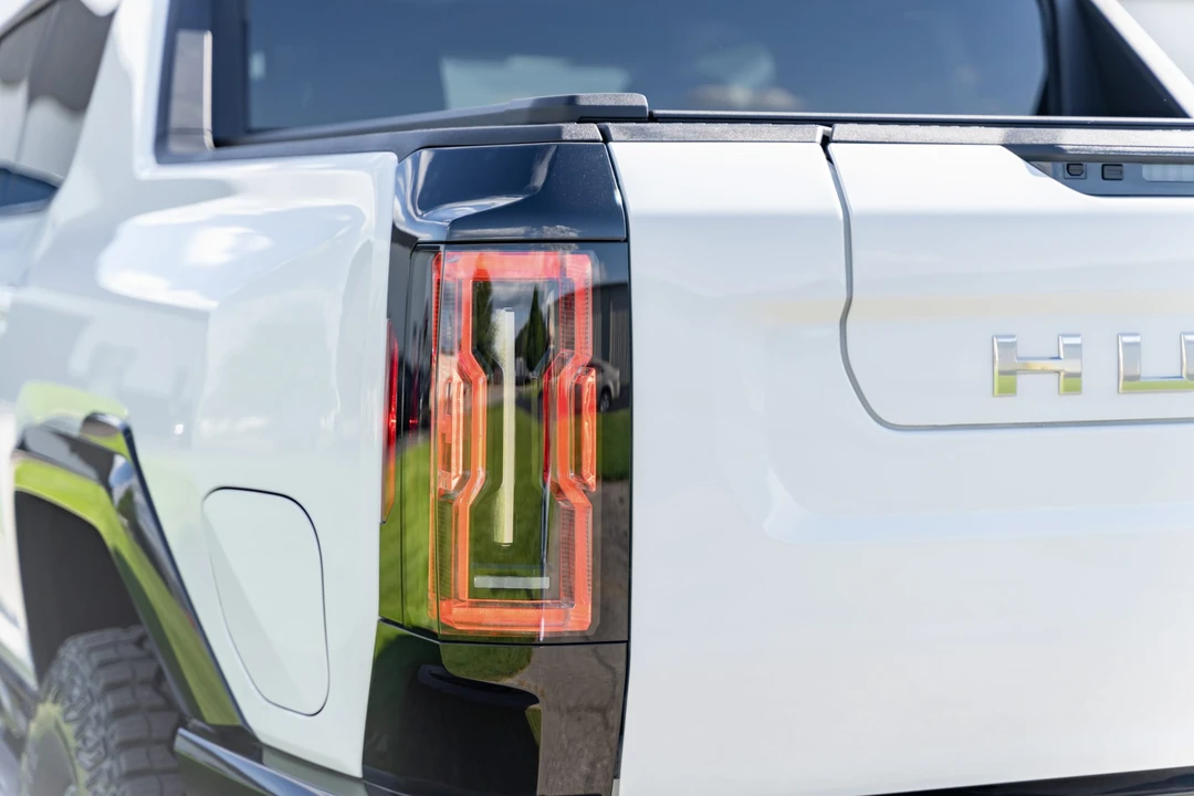 2023 GMC Hummer EV - Image 28 of 31