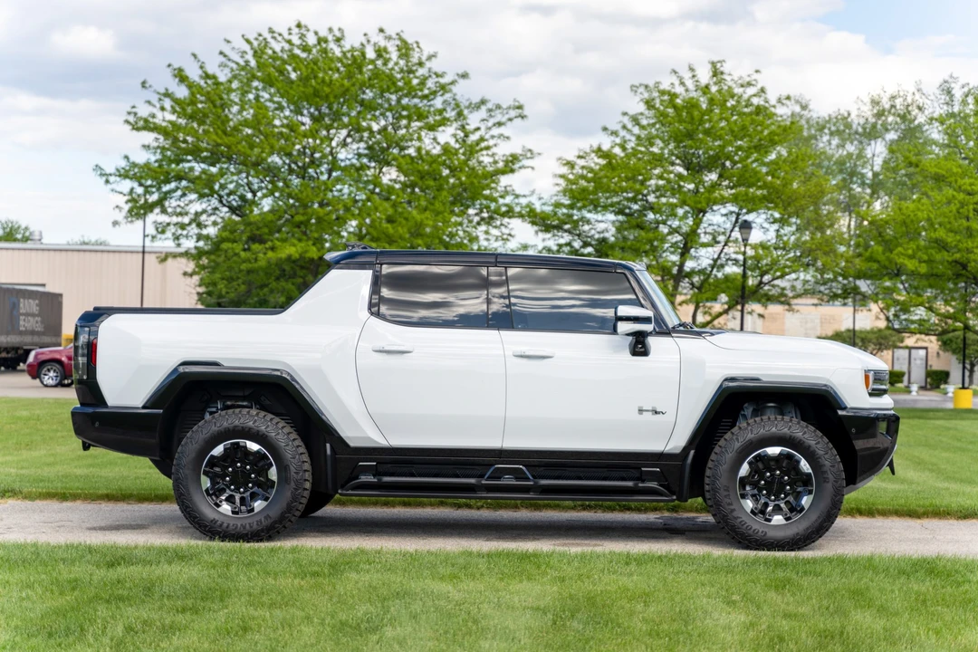 2023 GMC Hummer EV - Image 8 of 31