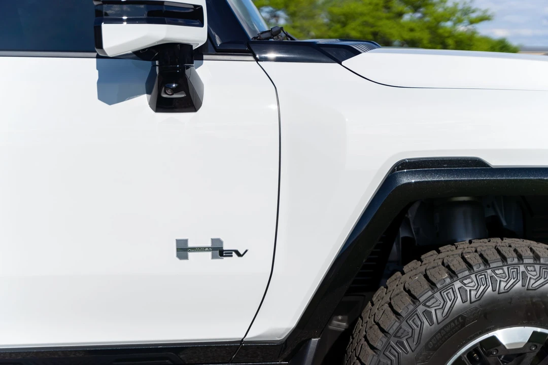 2023 GMC Hummer EV - Image 23 of 31