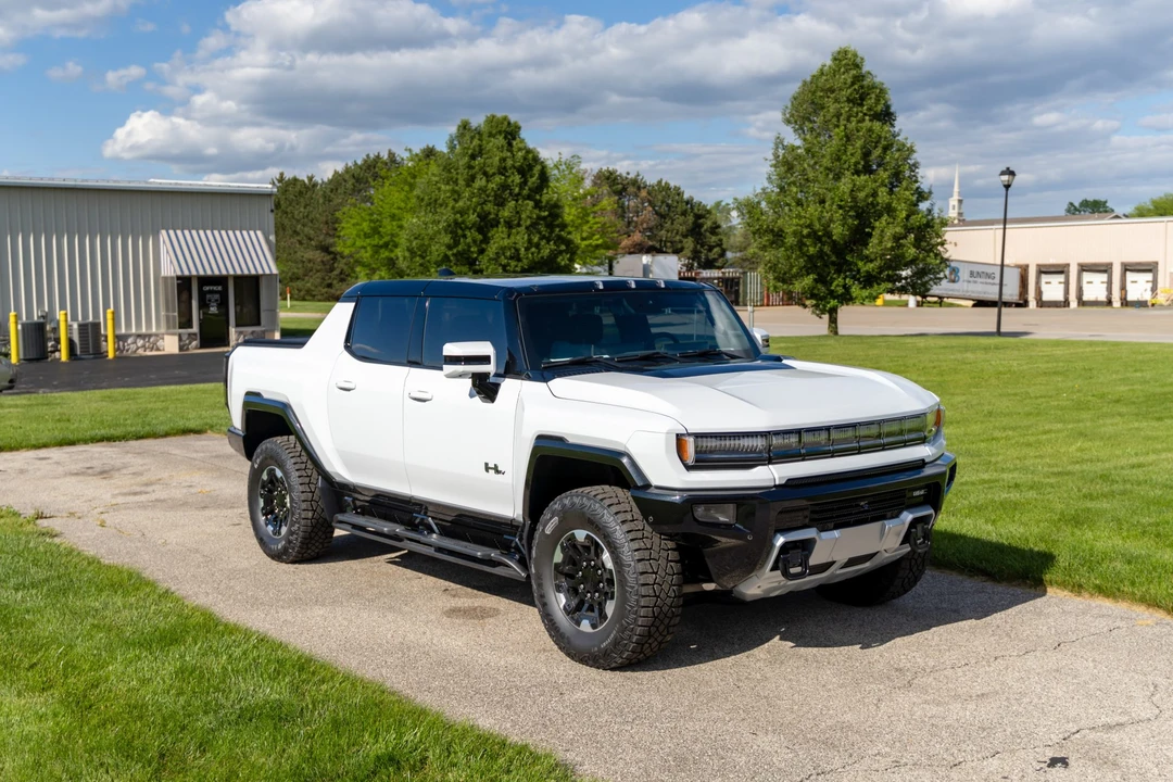2023 GMC Hummer EV - Image 9 of 31