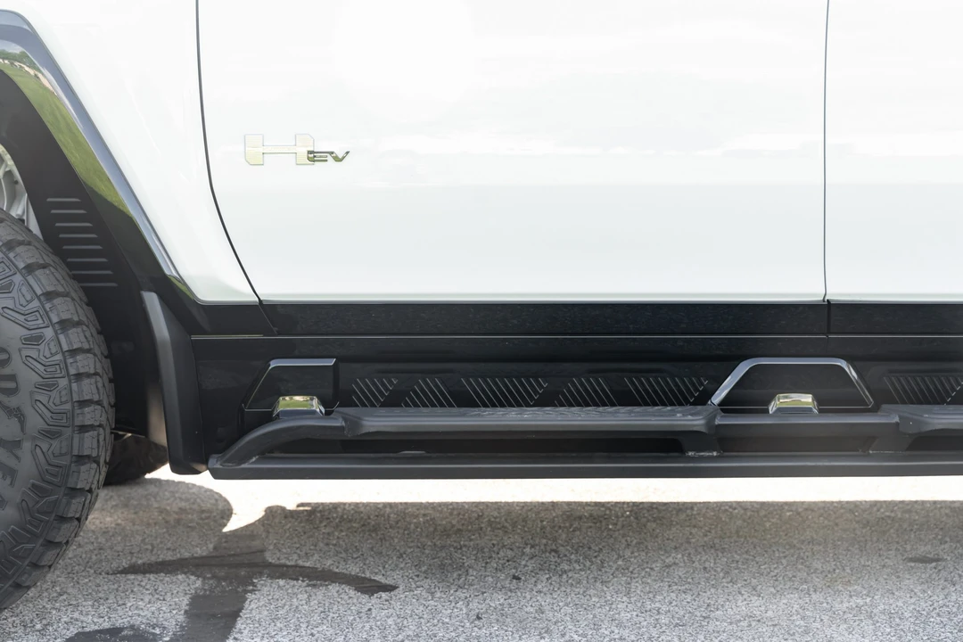 2023 GMC Hummer EV - Image 15 of 31