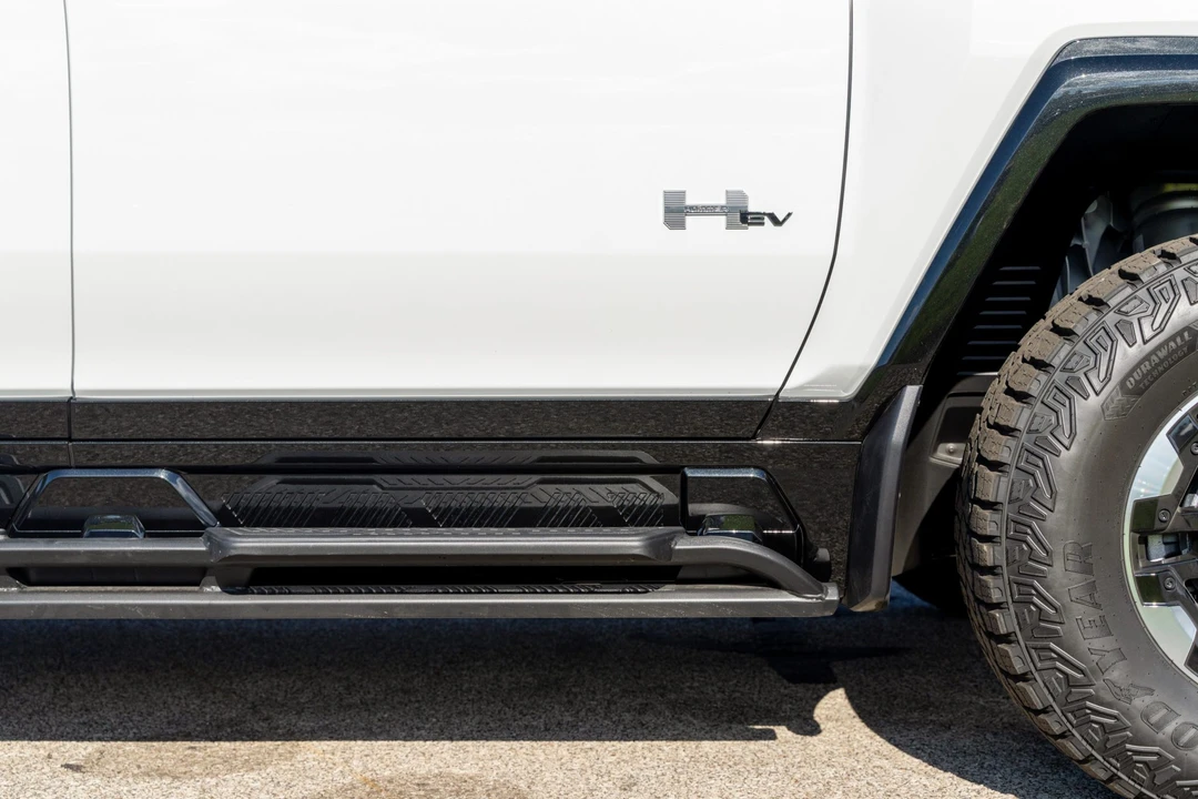 2023 GMC Hummer EV - Image 22 of 31