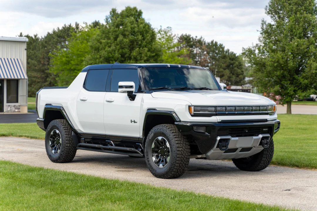 2023 GMC Hummer EV - Image 10 of 31