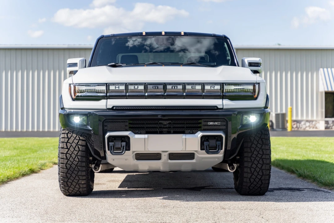 2023 GMC Hummer EV - Image 13 of 31