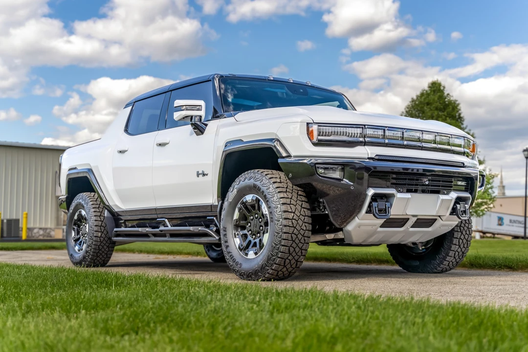 2023 GMC Hummer EV - Image 11 of 31