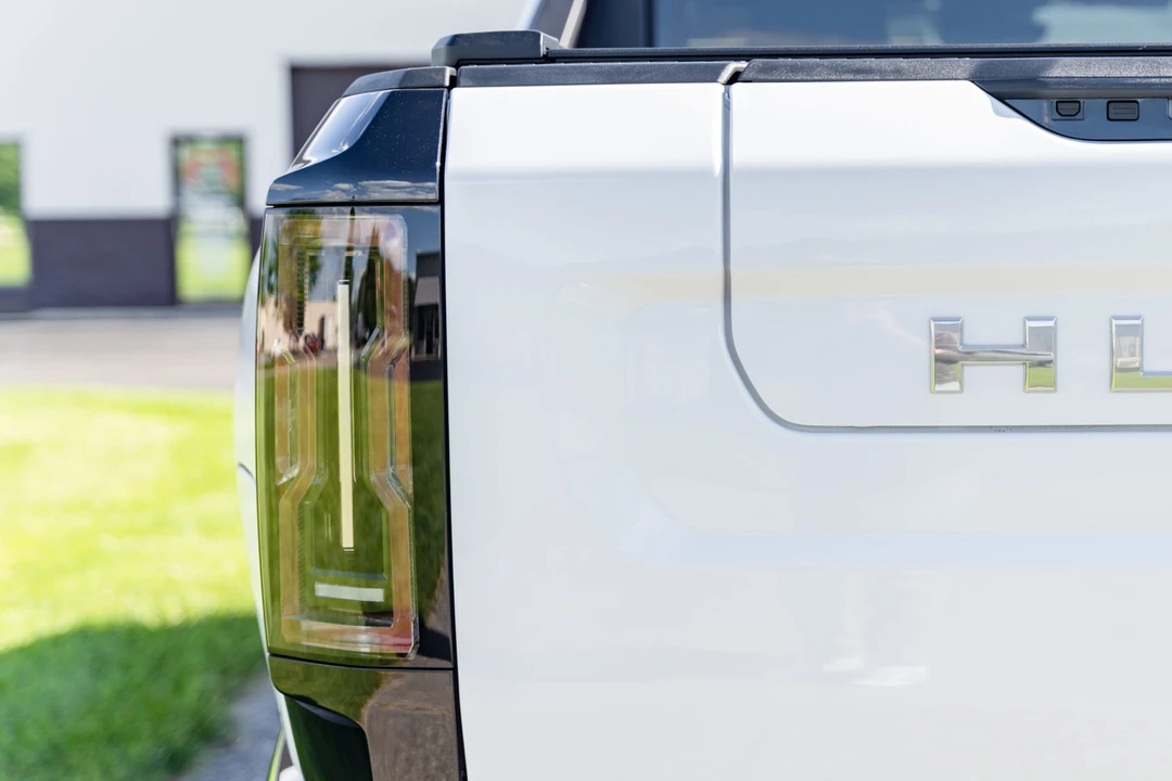 2023 GMC Hummer EV - Image 29 of 31